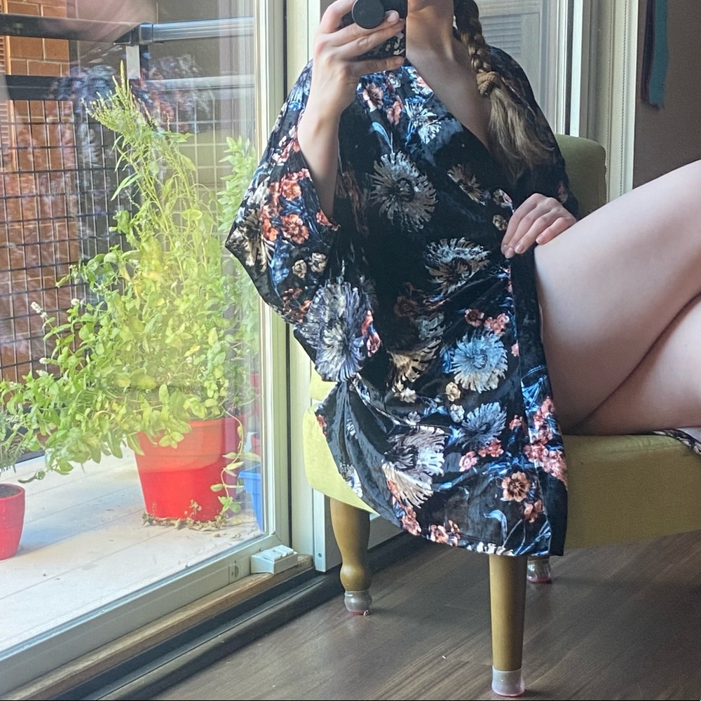 Deep blue-black floral crushed velvet kimono